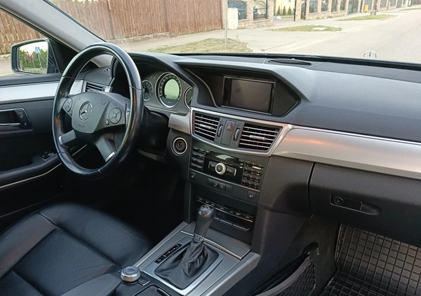 Mercedes-Benz Klasa E cena 40900 przebieg: 242000, rok produkcji 2011 z Nidzica małe 704